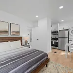 Shadyside, Central !2 Bright And Stylish Studio With Free Parking