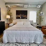 New Chic Condo In Pittsburgh