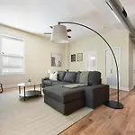 9 Bedroom House With King-Sized Bed Near Bakery Square