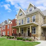 9 Bedroom House With King-Sized Bed Near Bakery Square
