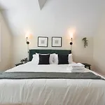 9 Bedroom House With King-Sized Bed Near Bakery Square