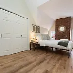 9 Bedroom House With King-Sized Bed Near Bakery Square