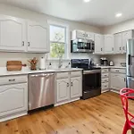 Charming Remodeled 3-Br Bungalow Near Attractions