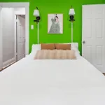 Charming Remodeled 3-Br Bungalow Near Attractions