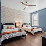 New! Stunning 4Bd, Near Stadium, Hottub, Mini Golf