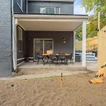New! Stunning 4Bd, Near Stadium, Hottub, Mini Golf