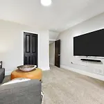 Hostwise Stays - The Peralta - Brand New, Great Kitchen, Theater Room