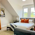 Hostwise Stays - The Peralta - Brand New, Great Kitchen, Theater Room
