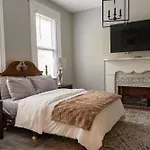 Beautiful 3-Bed Home W Parking Near Agh