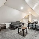 Modern Family Friendly Home 3 Bedroom Great Location