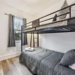 Modern Family Friendly Home 3 Bedroom Great Location
