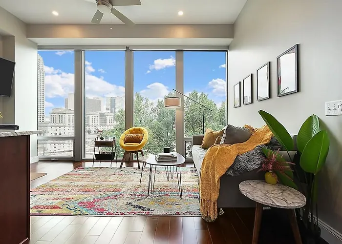 Hostwise Stays - Free Garage Parking, Gym, City Views!