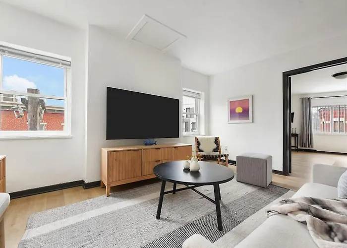 Hostwise Stays - Butler St, Off-Street Parking, Brand New!
