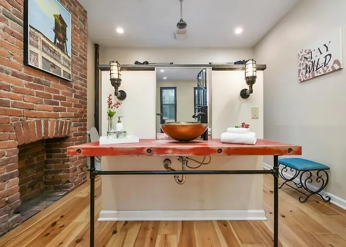 Hostwise Stays - The Ocala - Free Parking, Cool Space, Spiral Stairs
