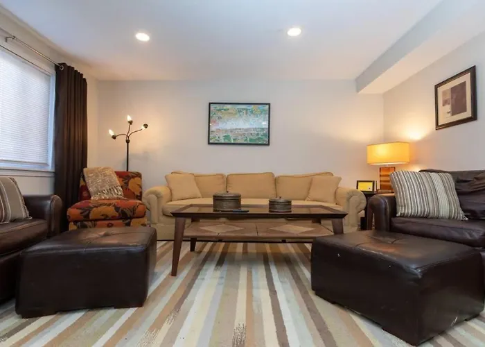 Updated & Comfy Bungalow With Parking Easy Access