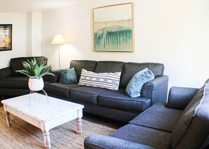 Newly Renovated 2-Bed Near Downtown-North Shore