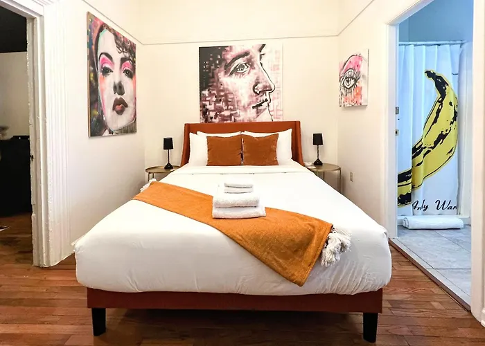 Hostwise Stays - The Raymer - Famous Artist Home, Driveway Parking, Fire Pit