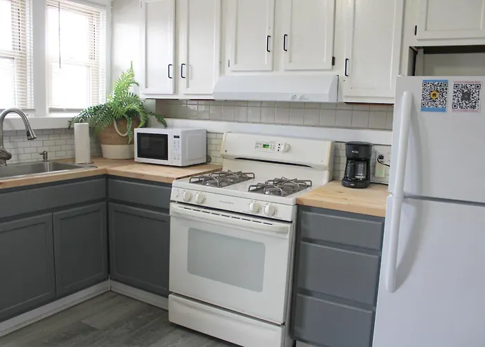 Comfy 3 Bedroom - Family Friendly Apt - City Access