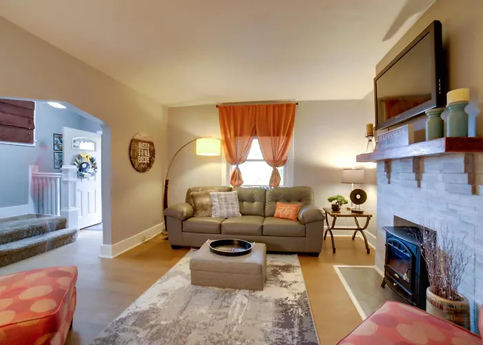 Pittsburgh Home With Private Yard 3 Mi To Dtwn!