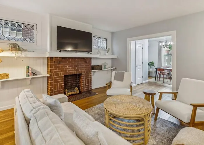 Beautiful Home In Forest Hills