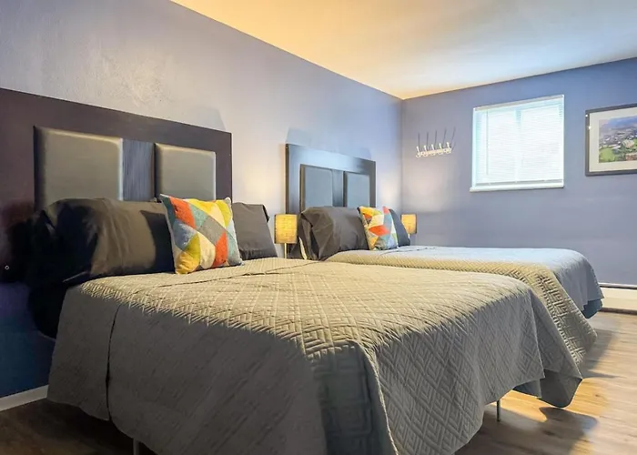 2 Full Apartments 4 Bedrooms 12 Beds Plus Parking