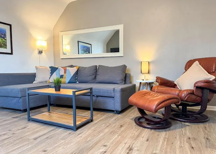2 Full Apartments 4 Bedrooms With 14 Beds And Parking