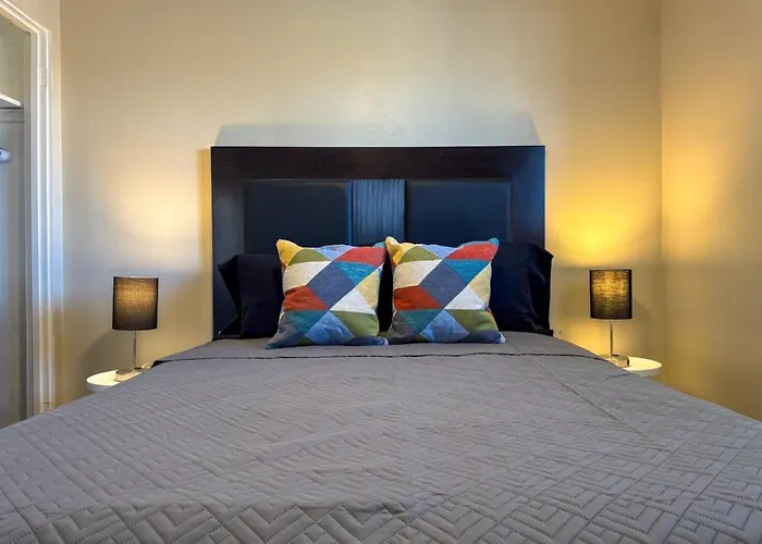 8 Large Apartments With 12 Bedrooms And Parking And Wifi