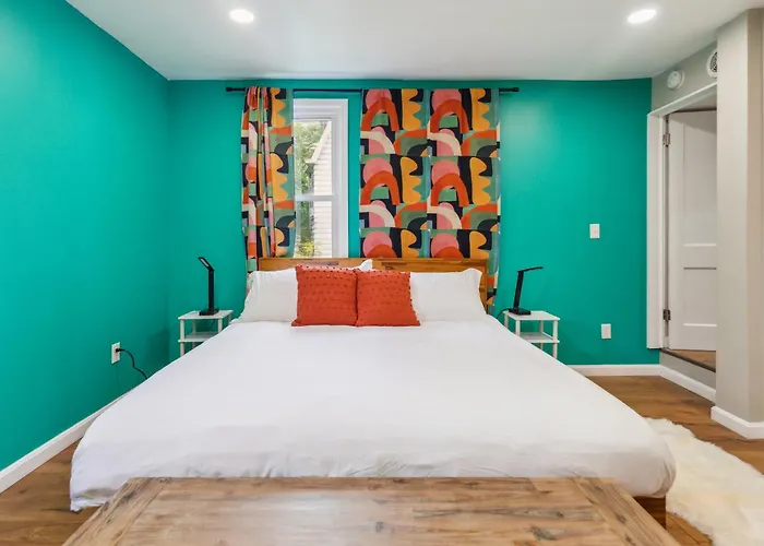 Charming Remodeled 3-Br Bungalow Near Attractions