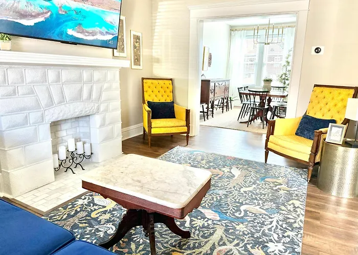 Whimsical, Restored 100-Year-Old Home, 3 King & 2 Queen Beds
