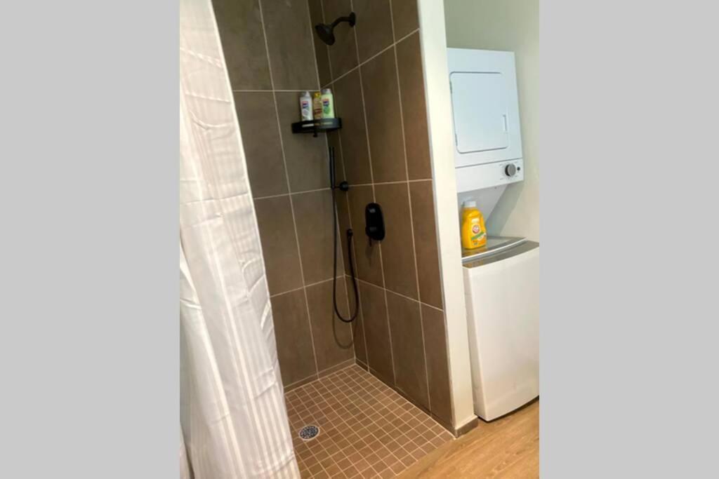 3e-*new* -5 Min From Downtown, 3e, Sleeps 6 Apartment