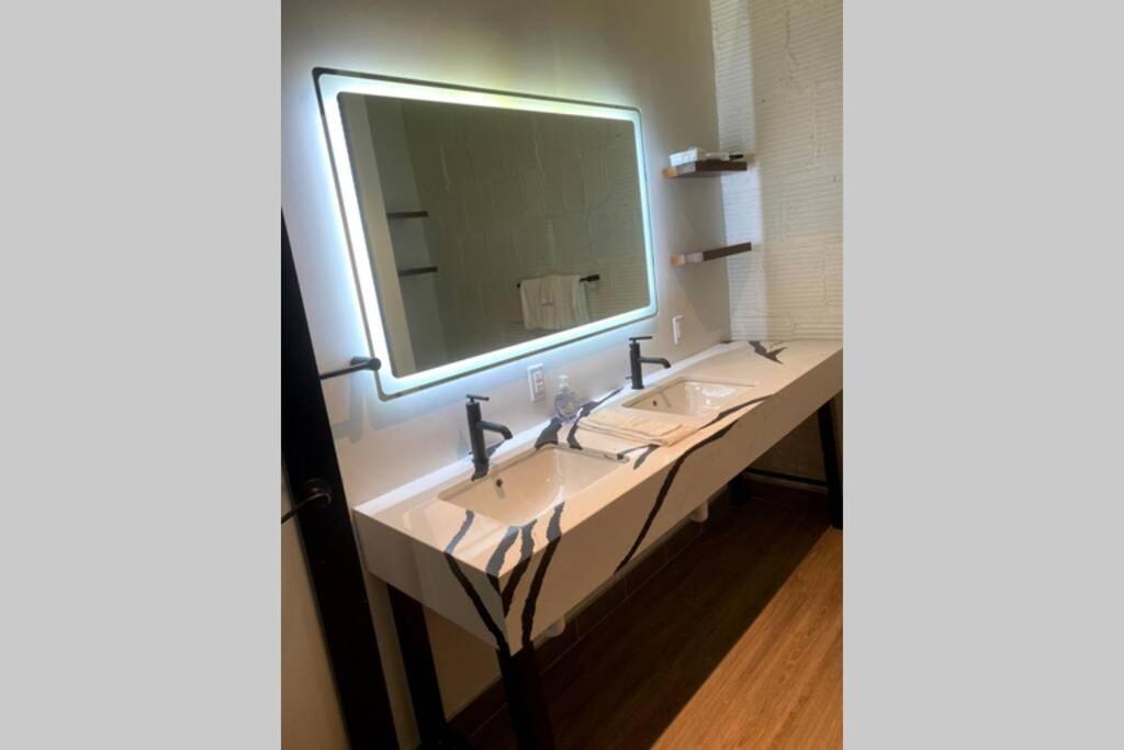 3e-*new* -5 Min From Downtown, 3e, Sleeps 6 Apartment