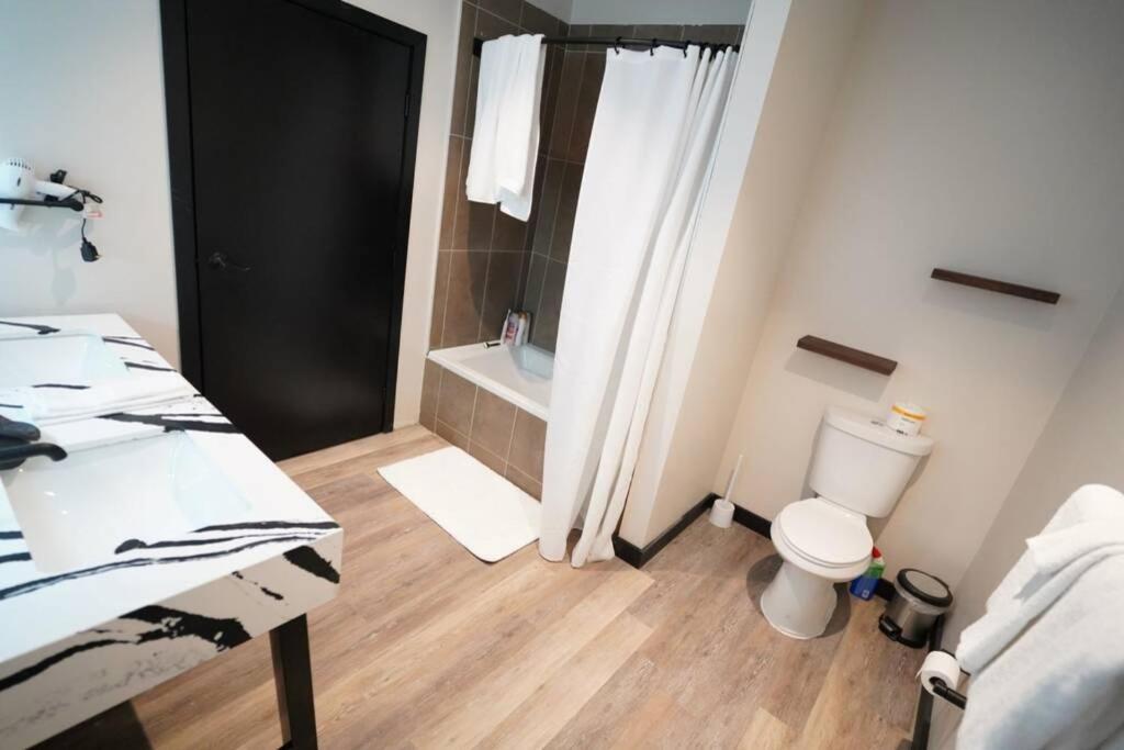 3e *new* Huge! Spacious 3 Bedroom In Oakland That Sleeps 12! *