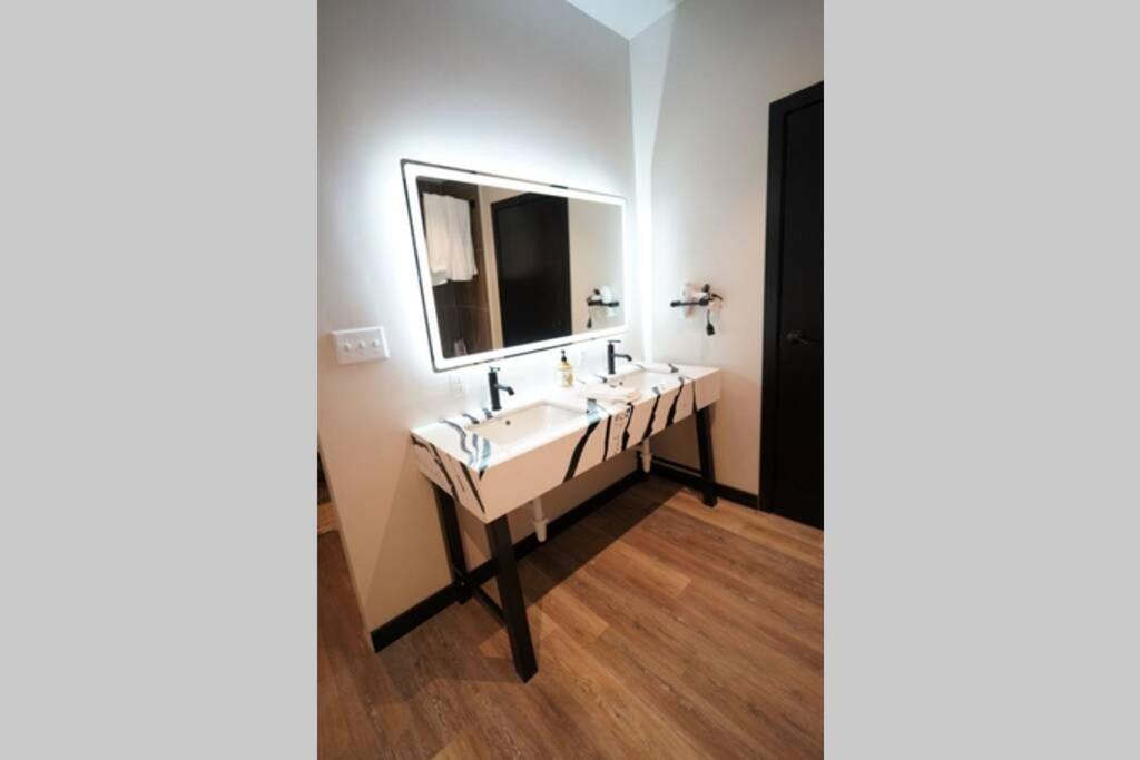 3e *new* Huge! Spacious 3 Bedroom In Oakland That Sleeps 12! Apartment Pittsburgh