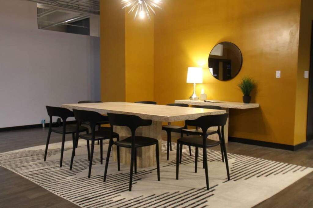 Apartment 3e *new* Huge! Spacious 3 Bedroom In Oakland That Sleeps 12!