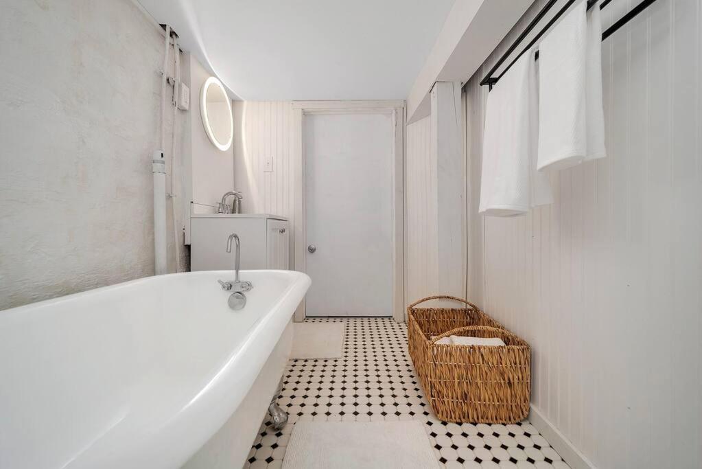 Holiday home Cozy With King Beds - Short Drive To