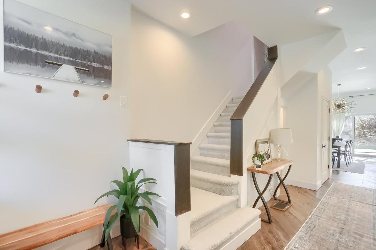 Newly Renovated Victorian Gem Perfect Space For Family Vacations! Holiday home