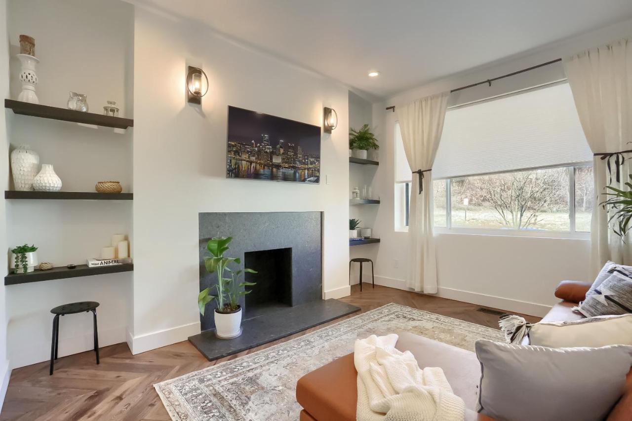 Newly Renovated Victorian Gem Perfect Space For Family Vacations! Holiday home