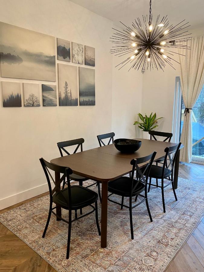 Newly Renovated Victorian Gem Perfect Space For Family Vacations! Holiday home