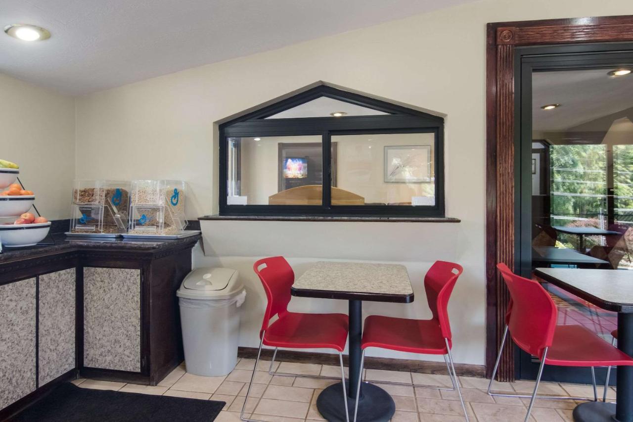 Lodge Econo I-79 *