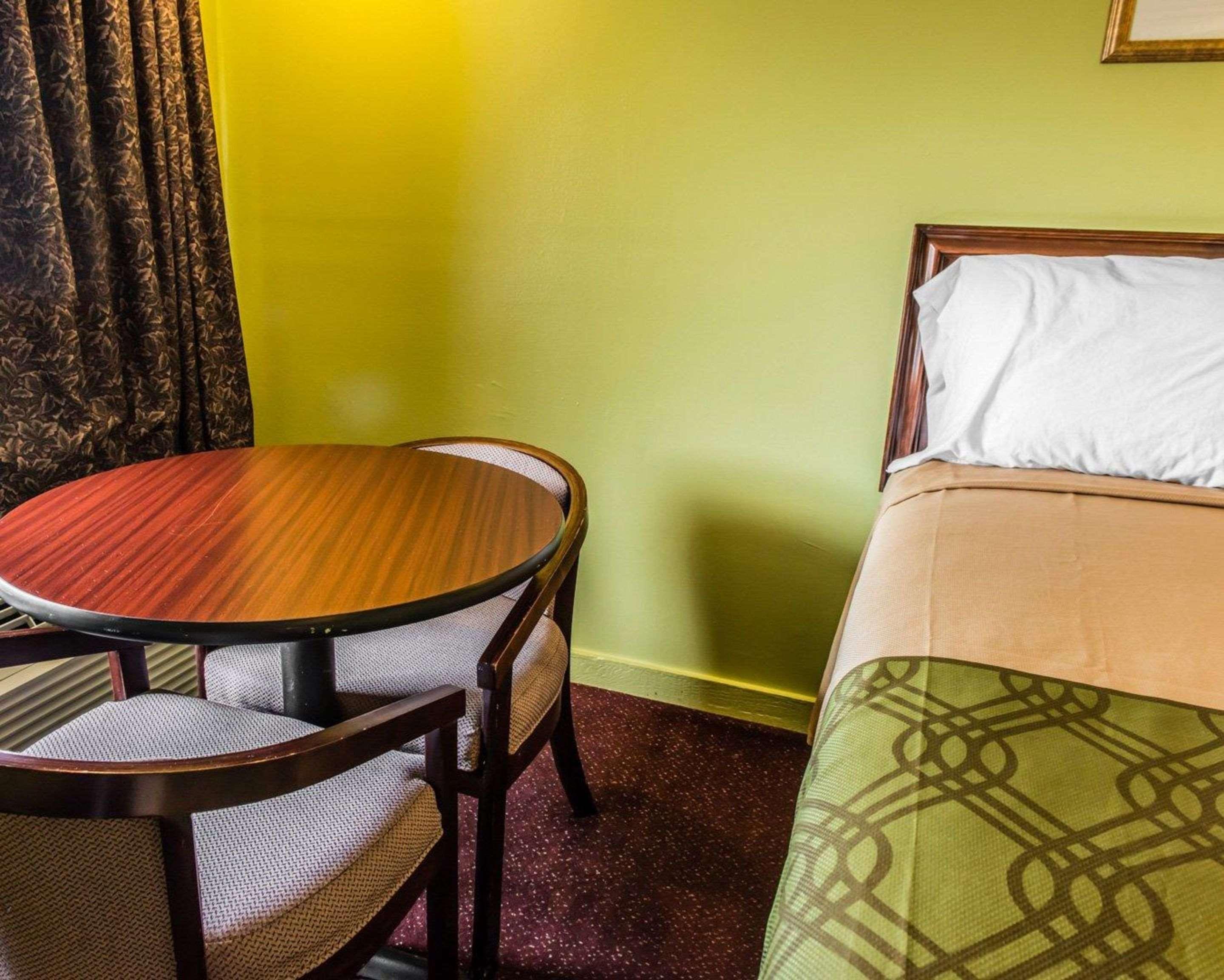Econo I-79 Lodge