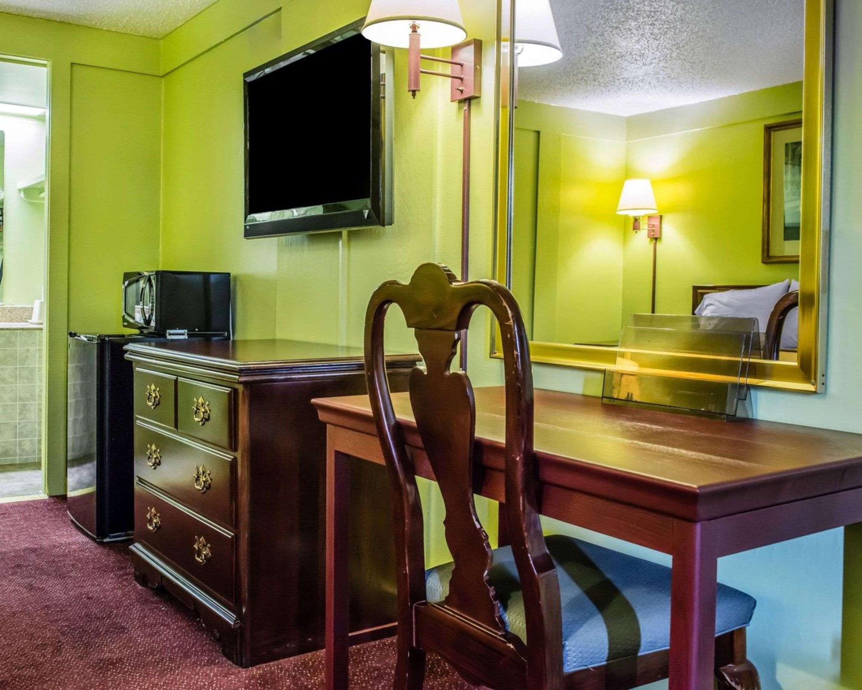 Econo I-79 Lodge