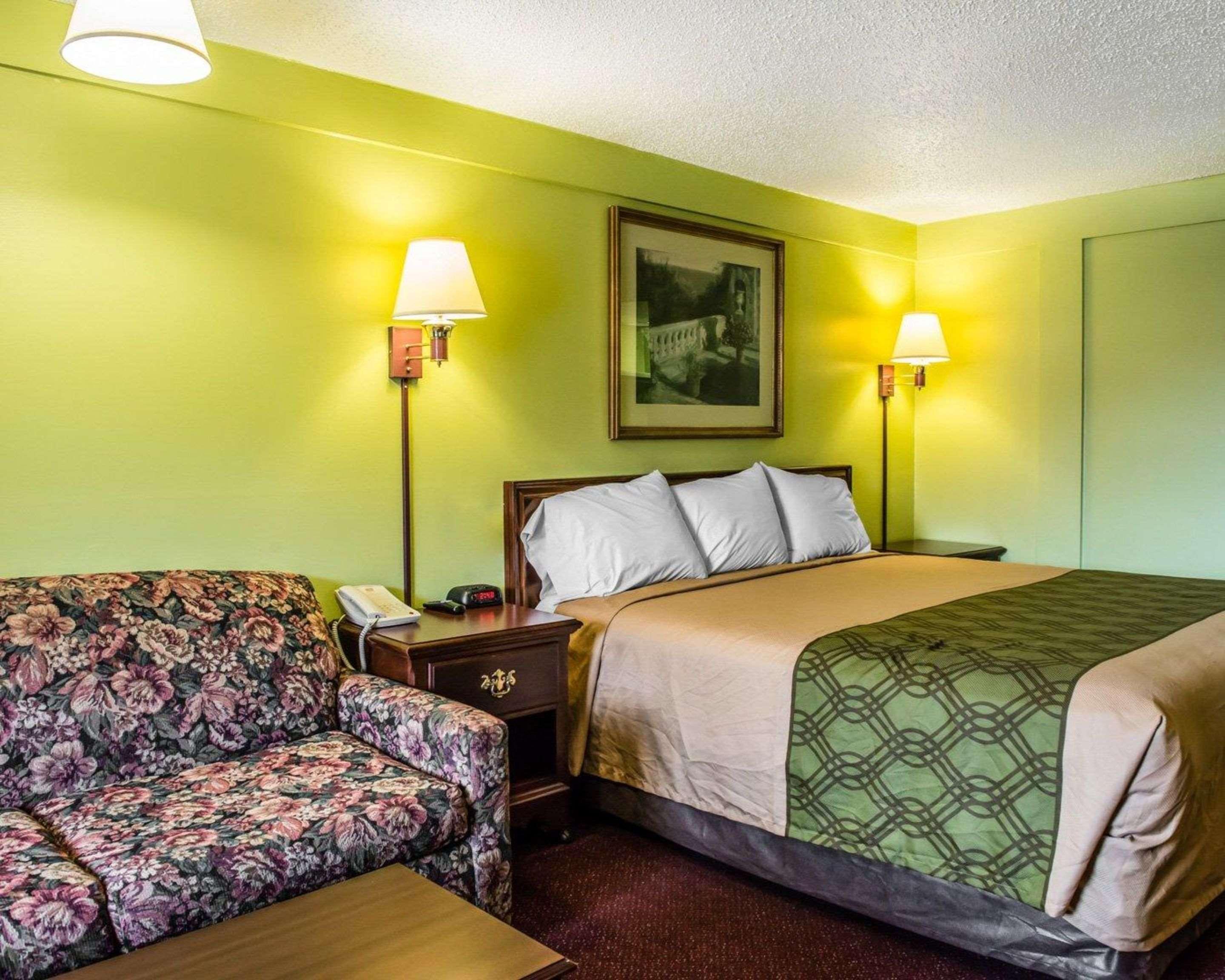 Lodge Econo I-79