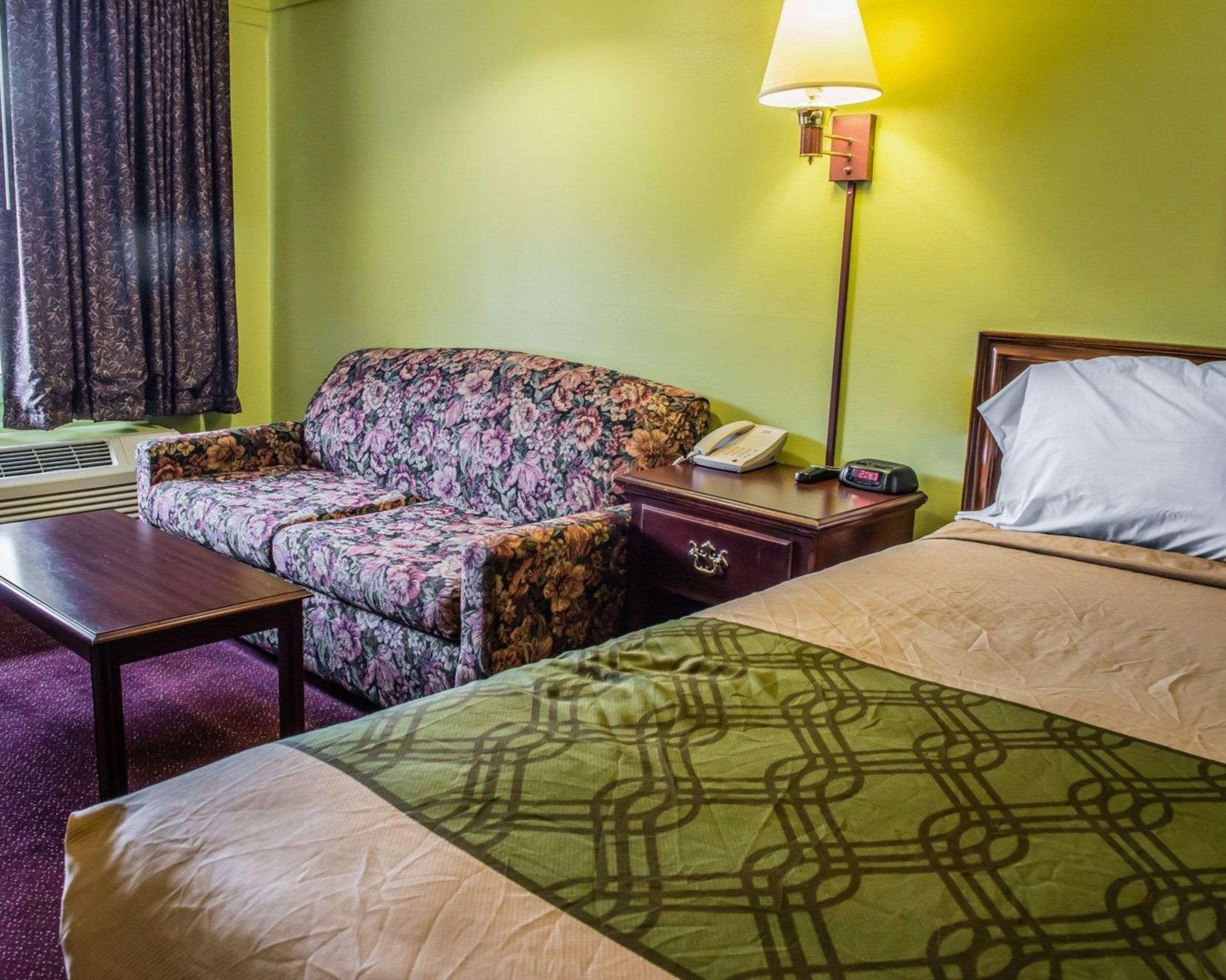 Lodge Econo I-79 *