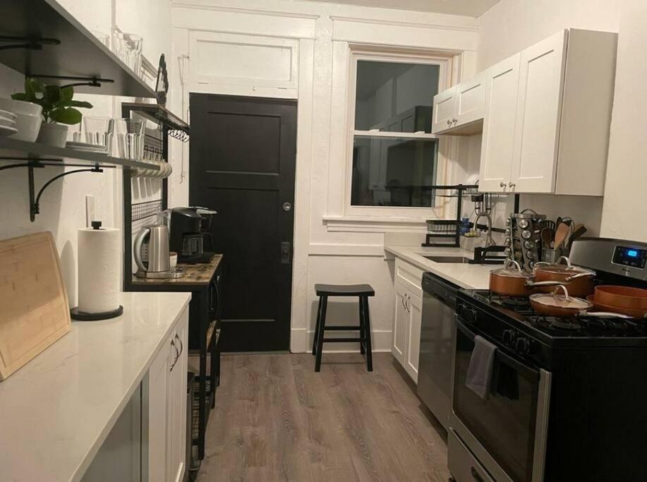 Lovely 2br W Office Space - King Bed & Alexa Apartment Pittsburgh