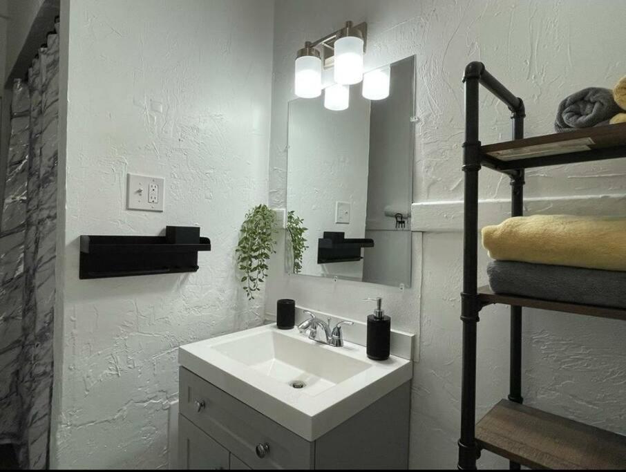 Lovely 2br W Office Space - King Bed & Alexa Apartment *