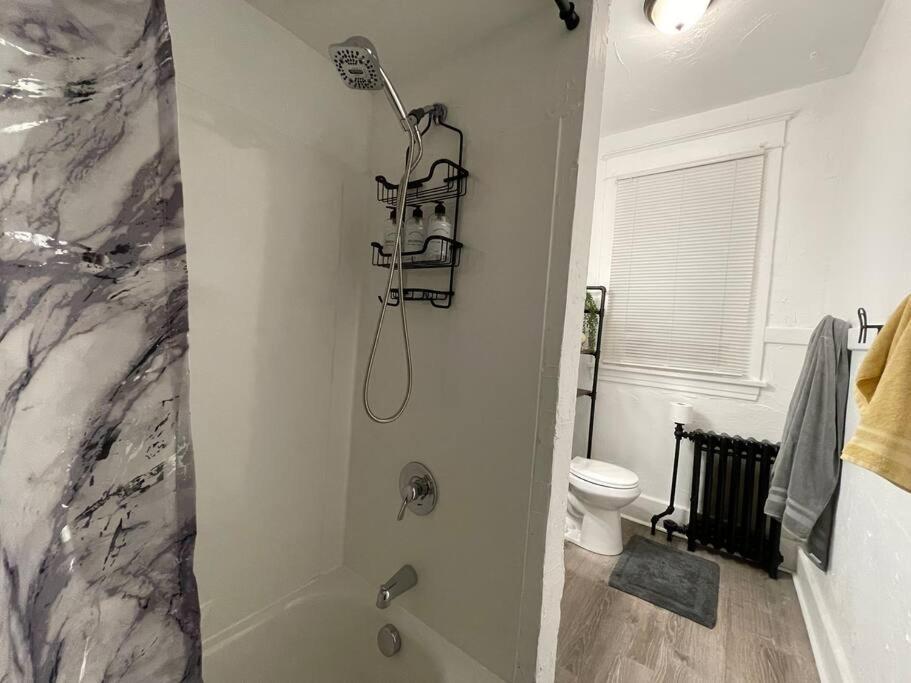 Lovely 2br W Office Space - King Bed & Alexa Apartment