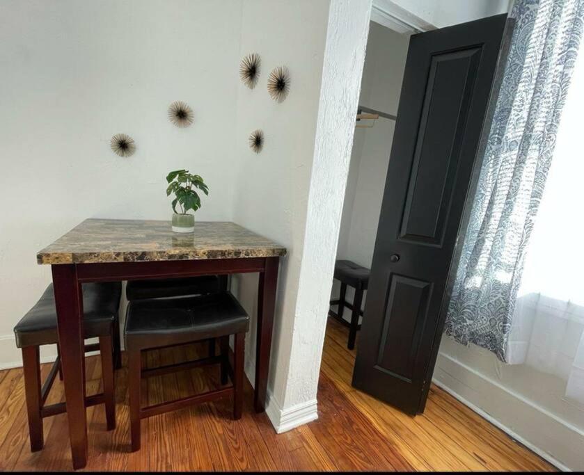 Apartment Lovely 2br W Office Space - King Bed & Alexa Pittsburgh