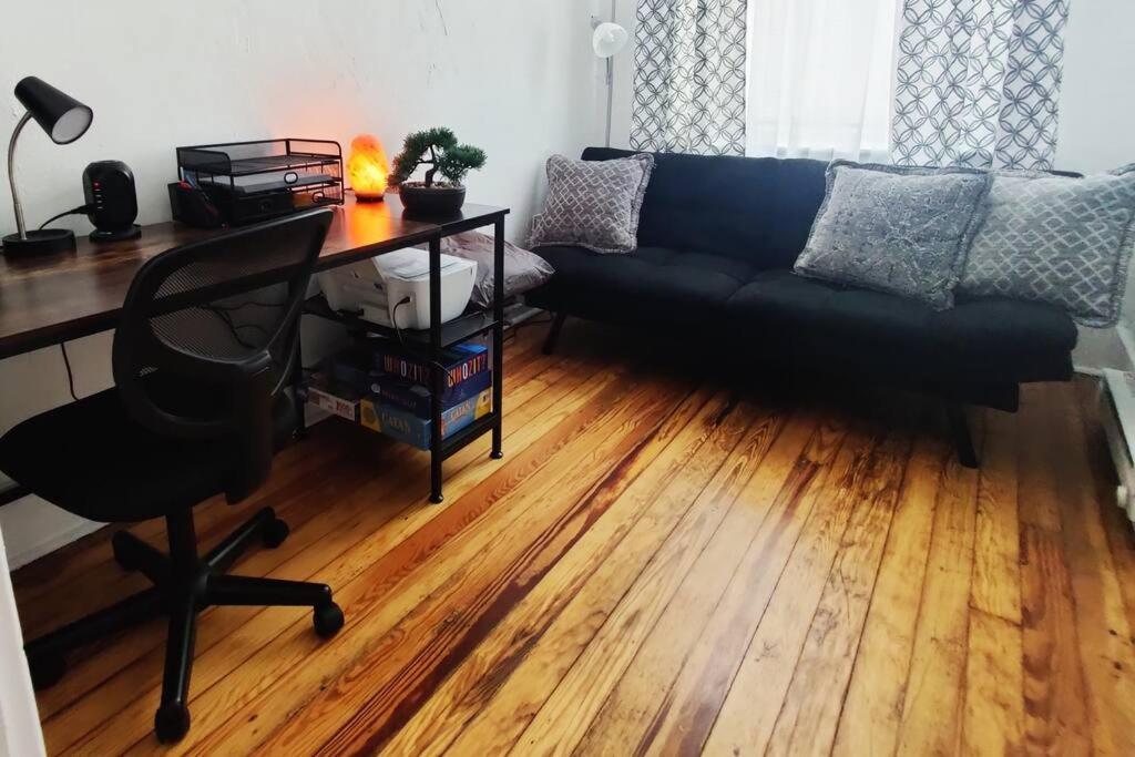Lovely 2br W Office Space - King Bed & Alexa Apartment