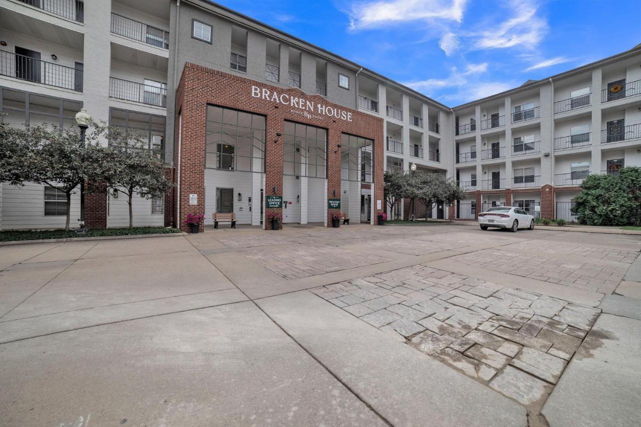 Apartment Frontdesk Bracken House Apts North Shore