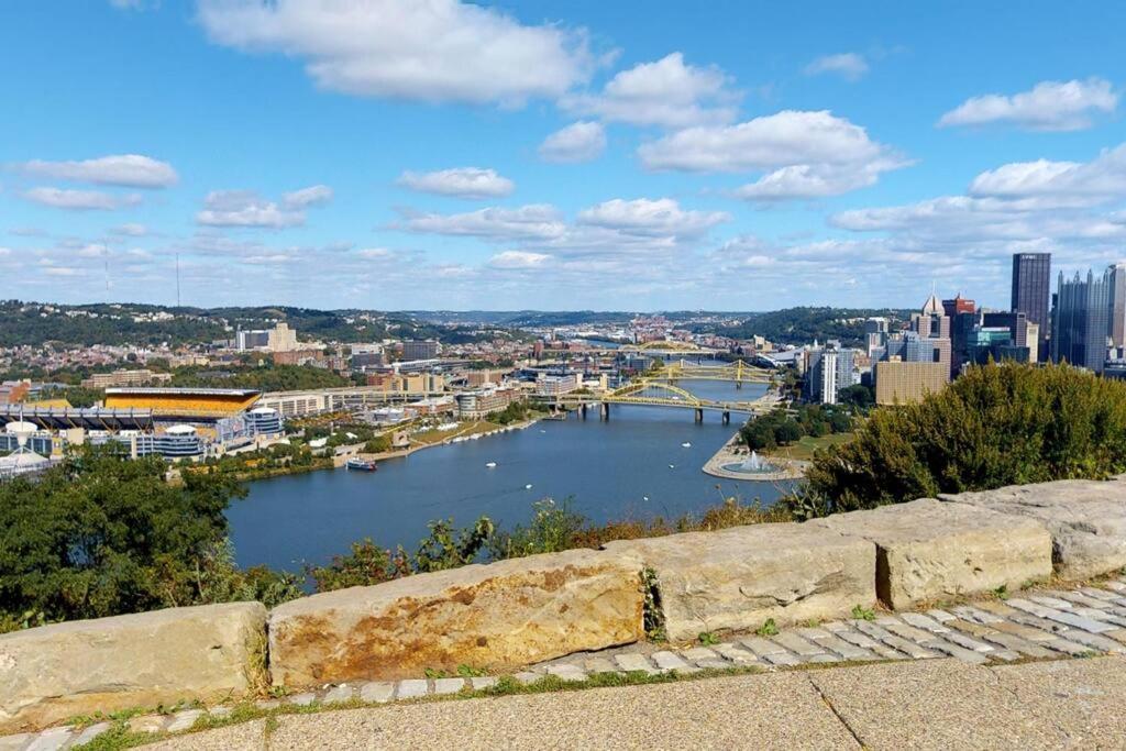 2 Bedroom - Off Street Parking - Amazing View Nearby * Pittsburgh